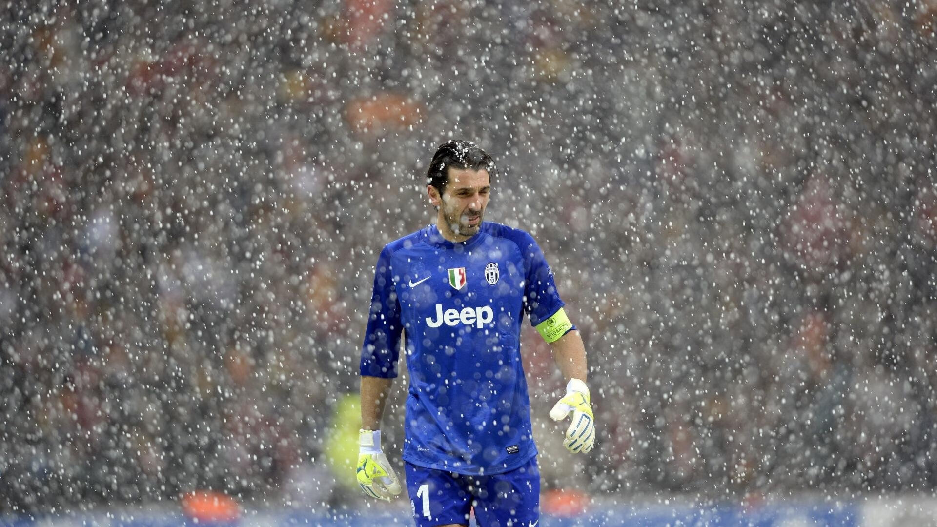 训练场上的“秘密武器”——欧冠球员的准备秘诀，欧冠比赛专用球